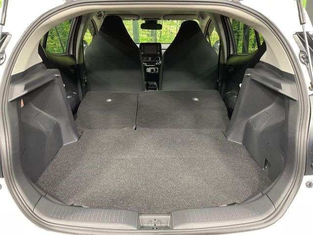 ���i�̂���������ʋ΁A���}���ɏ\���ȉ׎��X�y�[�X���m�ۂ��Ă���܂��B�Z�J���h�V�[�g��|���ƁA�傫�ȉו��̐ύڂ��\�ł���