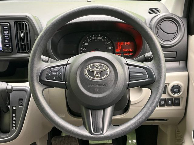 �C���e���A�ɍ��킹���f�U�C���̃X�e�A�����O�́A�^�]�������̂��Ƃ��l���A�^�]���₷���`��A�傫���ł��B�����x�A���ۂɐG���Ă��m���߂��������B