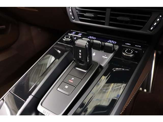 �Z���^�[�R���\�[���͑���n�𒼊��I�ɔz�u���A�h���C�o�[�������ړ����ŏ����ɗ}������݌v�BGTS�炵���X�|�[�e�B���Ə㎿�������˔����Ă��܂��B