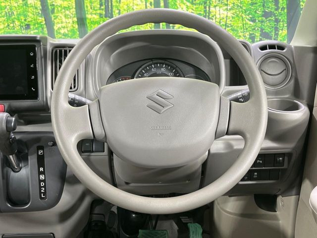 �C���e���A�ɍ��킹���f�U�C���̃X�e�A�����O�́A�^�]�������̂��Ƃ��l���A�^�]���₷���`��A�傫���ł��B�����x�A���ۂɐG���Ă��m���߂��������B