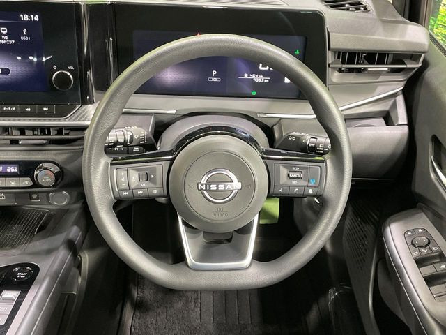 �C���e���A�ɍ��킹���f�U�C���̃X�e�A�����O�́A�^�]�������̂��Ƃ��l���A�^�]���₷���`��A�傫���ł��B�����x�A���ۂɐG���Ă��m���߂��������B