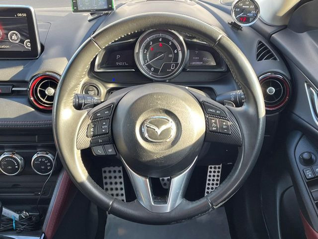 �C���e���A�ɍ��킹���f�U�C���̃X�e�A�����O�́A�^�]�������̂��Ƃ��l���A�^�]���₷���`��A�傫���ł��B�����x�A���ۂɐG���Ă��m���߂��������B