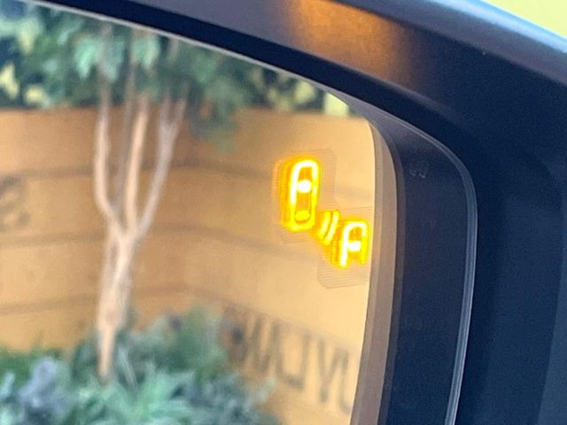 �y�u���C���h�X�|�b�g���j�^�����O�z���s���A�h�A�~���[�̎��p�ɂȂ�₷���ӏ��Ɍ㑱�Ԃ��ڋ߂���ƃT�C�h�~���[�t�߂Ɍx����\���A�h���C�o�[�ɒ��ӊ��N�����Ă���܂��B