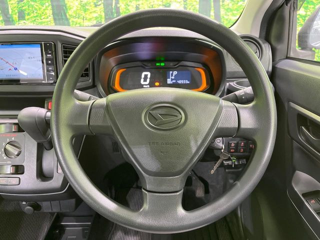 �C���e���A�ɍ��킹���f�U�C���̃X�e�A�����O�́A�^�]�������̂��Ƃ��l���A�^�]���₷���`��A�傫���ł��B�����x�A���ۂɐG���Ă��m���߂��������B