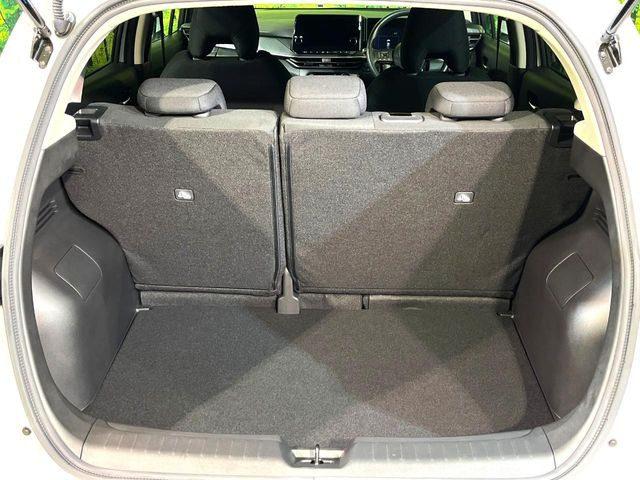 ���i�̂���������ʋ΁A���}���ɏ\���ȉ׎��X�y�[�X���m�ۂ��Ă���܂��B�Z�J���h�V�[�g��|���ƁA�傫�ȉו��̐ύڂ��\�ł���