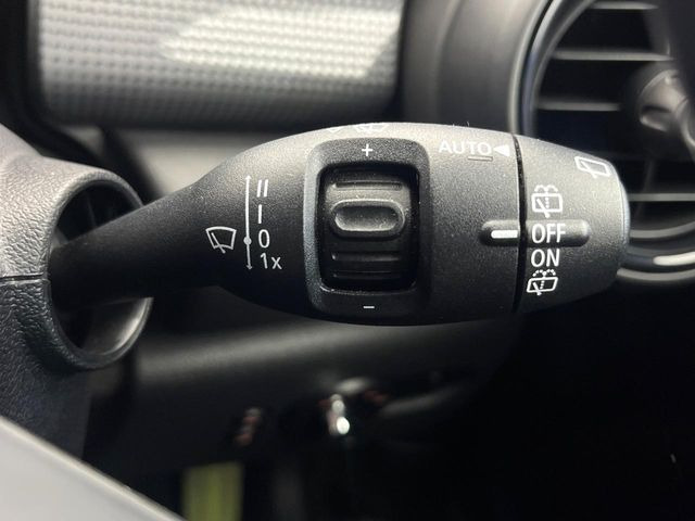 �����C���Z���T�[:�J�ʂɍ��킹�āA���C�p�[�̉����x���������䂵�Ă���܂��B