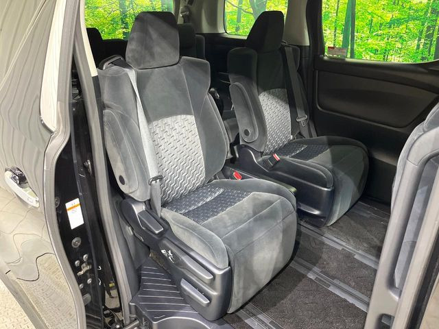 後部座席も気になるようなキズ・汚れやへたり等、大きなダメージはなく、良好な状態です。
