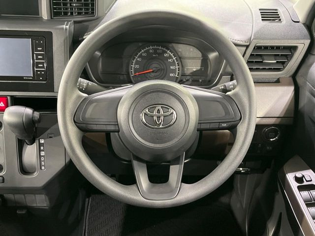 �C���e���A�ɍ��킹���f�U�C���̃X�e�A�����O�́A�^�]�������̂��Ƃ��l���A�^�]���₷���`��A�傫���ł��B�����x�A���ۂɐG���Ă��m���߂��������B