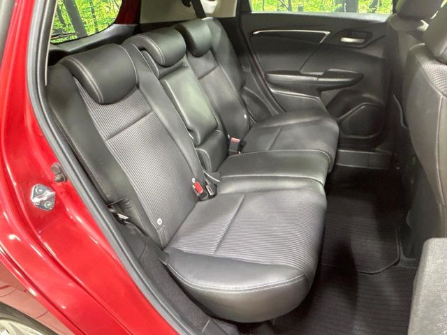 �R���p�N�g�J�[�ł����A�Z�J���h�V�[�g�͏\���ȍL����������K�ɂ���肢�������܂���V�[�g��|���đ傫�ȉו���ς񂾂�ƁA�p�r�̕����L��1��ł��B