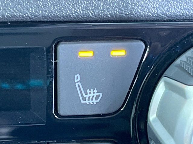 【シートヒーター】寒い日に重宝するシートヒーター!エアコンより早く温まってくれるので寒がりの人も安心ですね♪エアコンの温風は乾燥するから苦手、という方にもをおすすめです。