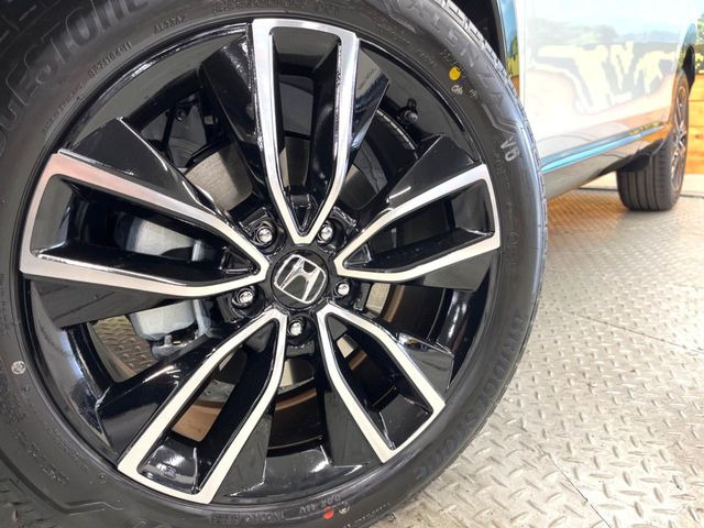 �y����18�C���`�A���~�z�C�[���z�O�ςɃ}�b�`���������A���~�z�C�[���𑕒����Ă���܂��B�e��ЊO�A���~�z�C�[����A�X�^�b�h���X�^�C�����戵�����Ă���܂��B���񂲑��k����������