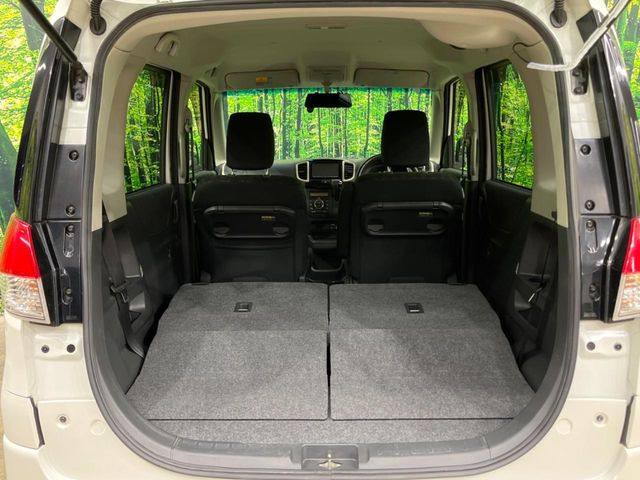 ���i�̂���������ʋ΁A���}���ɏ\���ȉ׎��X�y�[�X���m�ۂ��Ă���܂��B�Z�J���h�V�[�g��|���ƁA�傫�ȉו��̐ύڂ��\�ł���