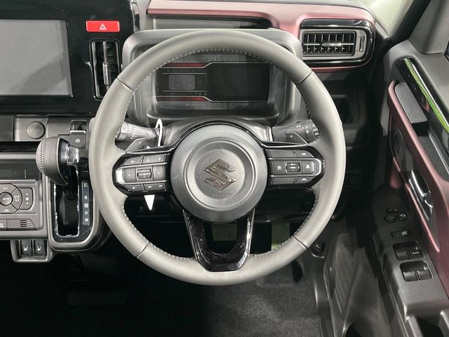 �C���e���A�ɍ��킹���f�U�C���̃X�e�A�����O�́A�^�]�������̂��Ƃ��l���A�^�]���₷���`��A�傫���ł��B�����x�A���ۂɐG���Ă��m���߂��������B