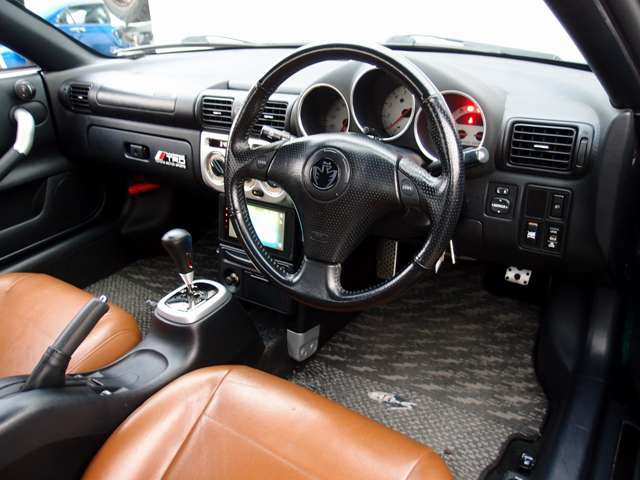 �������Y��Ƀ��[���N���[�j���O�ς݂ƂȂ�܂��B���΂��̌��ȏL����F���܂̏L����������܂���B����]�ɉ�����RECARO���Ȃǂ̃X�|�[�c�V�[�g�ɕύX���\�ł��B���C�y�ɂ����k�������܂�