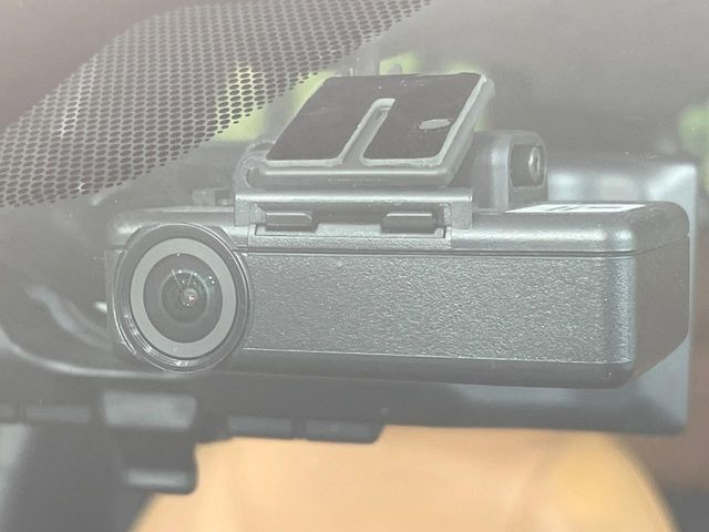 【ドライブレコーダー】安心・安全なカーライフに必須のドライブレコーダーを装備!走行中はもちろん、あおり運転や事故に遭遇した際の状況も映像で記録し、万一のリスクに備えます。