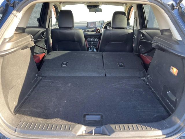 ���i�̂���������ʋ΁A���}���ɏ\���ȉ׎��X�y�[�X���m�ۂ��Ă���܂��B�Z�J���h�V�[�g��|���ƁA�傫�ȉו��̐ύڂ��\�ł���