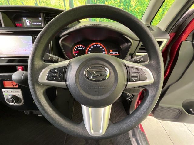 �C���e���A�ɍ��킹���f�U�C���̃X�e�A�����O�́A�^�]�������̂��Ƃ��l���A�^�]���₷���`��A�傫���ł��B�����x�A���ۂɐG���Ă��m���߂��������B