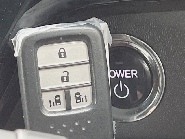 �yHonda�X�}�[�g�L�[�z�J�o����|�P�b�g�ɓ��ꂽ�܂܂ł��h�A�̎{���E�������\�ȃX�}�[�g�L�[�𑕔��B�G���W���̃I���E�I�t�����J�M�����o���K�v����������Ƃ��Ă��֗��ł���