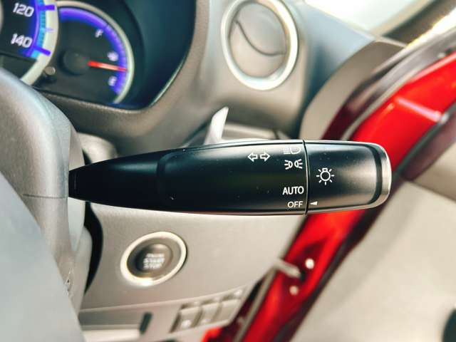 �y�I�[�g���C�g�z�ԊO�̖��邳�����m���āA�����I�Ƀw�b�h���C�g��_�����Ă���܂���g���l���𑖍s����ۂɂ��A�����I�ɓ_�����Ă���ĕ֗��ȑ�����1�ł���