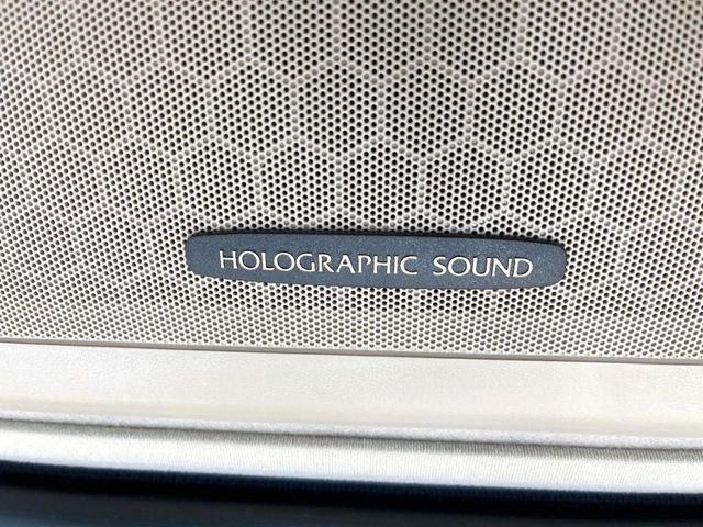 �yHOLOGRAPHIC SOUND�V�X�e���z���i�ʃT�E���h�V�X�e���𓋍ځB��p�̃`���[�j���O���{���ꂽ�召�l�X�ȃX�s�[�J�[����ǎ��ȃT�E���h���t�ł��A�Տꊴ���ӂ�鉹����Ԃ����o���܂��B