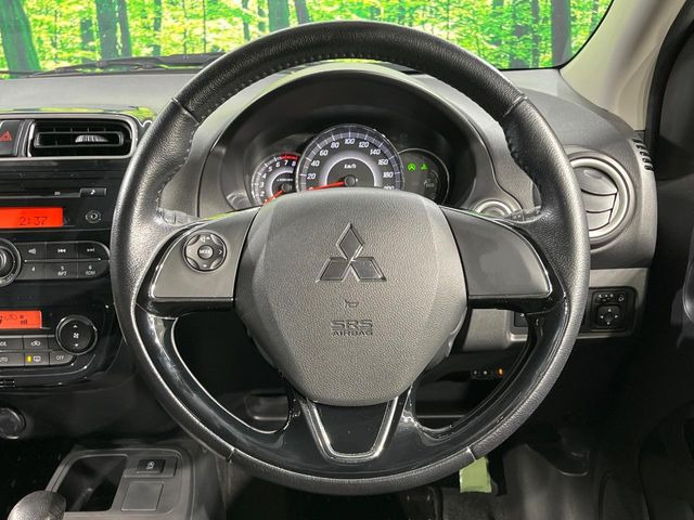 �C���e���A�ɍ��킹���f�U�C���̃X�e�A�����O�́A�^�]�������̂��Ƃ��l���A�^�]���₷���`��A�傫���ł��B�����x�A���ۂɐG���Ă��m���߂��������B