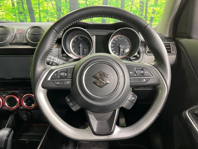 �C���e���A�ɍ��킹���f�U�C���̃X�e�A�����O�́A�^�]�������̂��Ƃ��l���A�^�]���₷���`��A�傫���ł��B�����x�A���ۂɐG���Ă��m���߂��������B