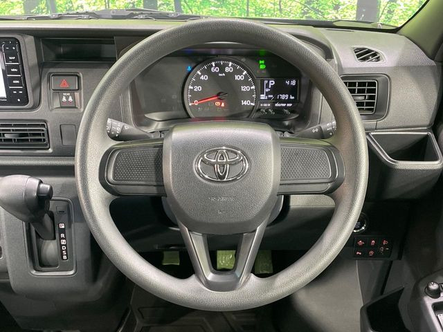 �C���e���A�ɍ��킹���f�U�C���̃X�e�A�����O�́A�^�]�������̂��Ƃ��l���A�^�]���₷���`��A�傫���ł��B�����x�A���ۂɐG���Ă��m���߂��������B