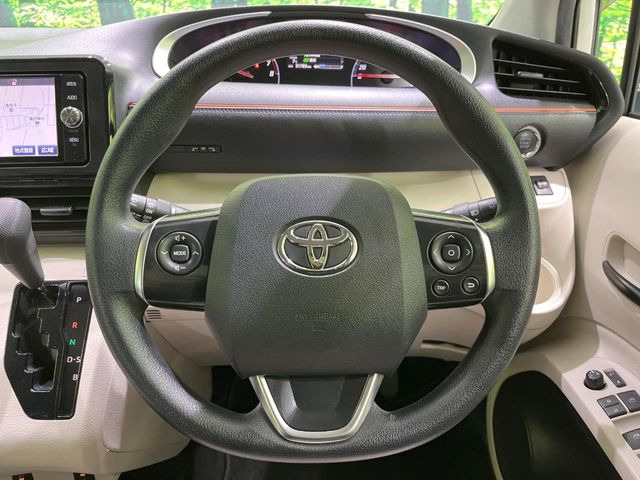 �C���e���A�ɍ��킹���f�U�C���̃X�e�A�����O�́A�^�]�������̂��Ƃ��l���A�^�]���₷���`��A�傫���ł��B�����x�A���ۂɐG���Ă��m���߂��������B