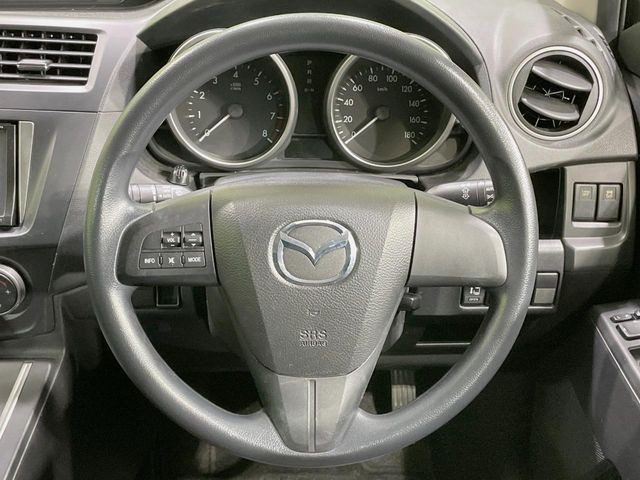 �C���e���A�ɍ��킹���f�U�C���̃X�e�A�����O�́A�^�]�������̂��Ƃ��l���A�^�]���₷���`��A�傫���ł��B�����x�A���ۂɐG���Ă��m���߂��������B