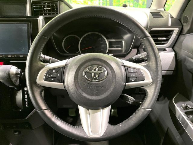 �C���e���A�ɍ��킹���f�U�C���̃X�e�A�����O�́A�^�]�������̂��Ƃ��l���A�^�]���₷���`��A�傫���ł��B�����x�A���ۂɐG���Ă��m���߂��������B