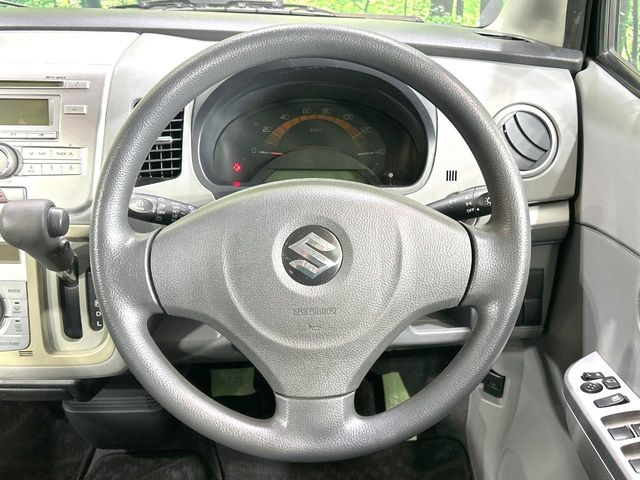 �C���e���A�ɍ��킹���f�U�C���̃X�e�A�����O�́A�^�]�������̂��Ƃ��l���A�^�]���₷���`��A�傫���ł��B�����x�A���ۂɐG���Ă��m���߂��������B