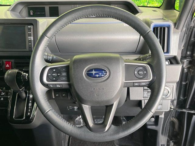 �C���e���A�ɍ��킹���f�U�C���̃X�e�A�����O�́A�^�]�������̂��Ƃ��l���A�^�]���₷���`��A�傫���ł��B�����x�A���ۂɐG���Ă��m���߂��������B