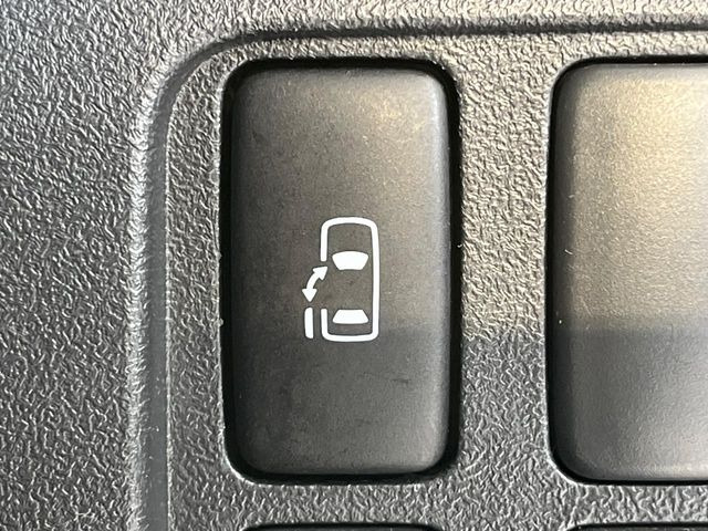 【パワースライドドア】スマートキーや運転席のスイッチでスライドドアの開閉が可能♪電動だから力を入れてドアを開ける必要が無く、小さいお子様でも、重い荷物を持っている時もラクに開け閉めできます♪