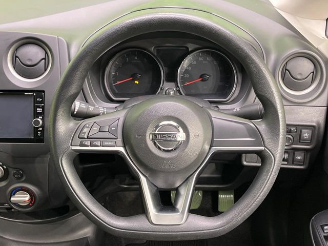 �C���e���A�ɍ��킹���f�U�C���̃X�e�A�����O�́A�^�]�������̂��Ƃ��l���A�^�]���₷���`��A�傫���ł��B�����x�A���ۂɐG���Ă��m���߂��������B