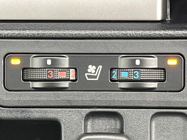 【シートベンチレーション】夏場は涼しい風でお尻や背中の熱やムレを防ぎ、冬はエアコンよりも早く温まってポカポカに!季節を問わず快適に過ごせます。