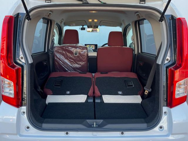 ���i�̂���������ʋ΁A���}���ɏ\���ȉ׎��X�y�[�X���m�ۂ��Ă���܂��B�Z�J���h�V�[�g��|���ƁA�傫�ȉו��̐ύڂ��\�ł���