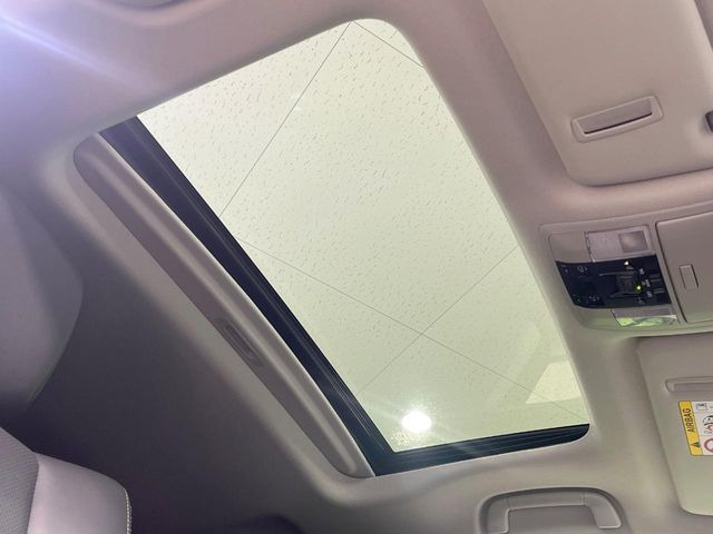 【サンルーフ】開放感たっぷりの希少装備、サンルーフが装着されています!車内に明かりを取り入れたり景色を楽しむ以外にも、車内の空気も簡単に換気できて快適です!