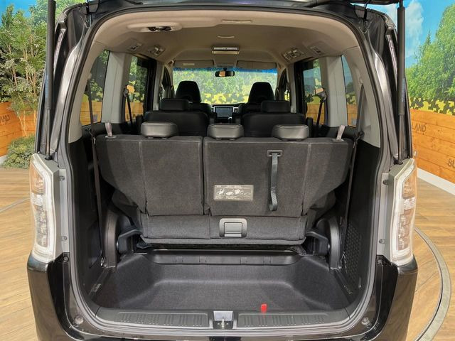 ���i�̂���������ʋ΁A���}���ɏ\���ȉ׎��X�y�[�X���m�ۂ��Ă���܂��B�Z�J���h�V�[�g��|���ƁA�傫�ȉו��̐ύڂ��\�ł���