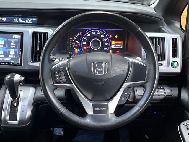 �C���e���A�ɍ��킹���f�U�C���̃X�e�A�����O�́A�^�]�������̂��Ƃ��l���A�^�]���₷���`��A�傫���ł��B�����x�A���ۂɐG���Ă��m���߂��������B