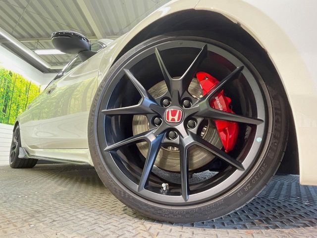 �y����19�C���`�A���~�z�C�[���z�O�ςɃ}�b�`���������A���~�z�C�[���𑕒����Ă���܂��B�e��ЊO�A���~�z�C�[����A�X�^�b�h���X�^�C�����戵�����Ă���܂��B���񂲑��k����������