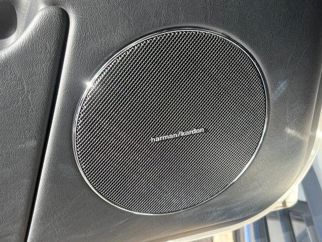��harman/kardon�T���E���h�V�X�e��:�����𒉎��ɍČ����A�������̂ɑ΂��ėՏꊴ��^���A���������A��荂�i���ȃT�E���h�����y���݂��������܂��B