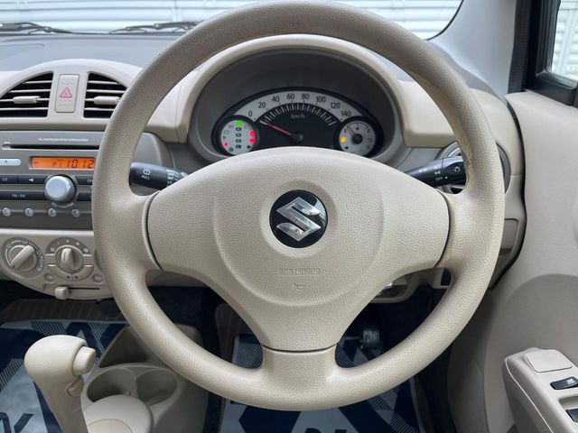 �C���e���A�ɍ��킹���f�U�C���̃X�e�A�����O�́A�^�]�������̂��Ƃ��l���A�^�]���₷���`��A�傫���ł��B�����x�A���ۂɐG���Ă��m���߂��������B