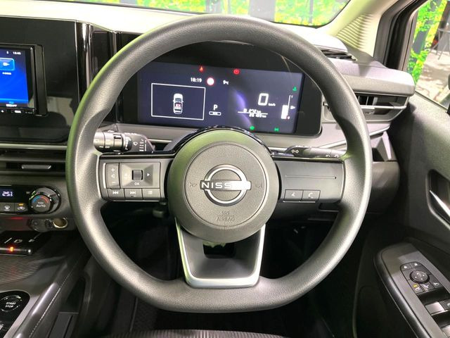 �C���e���A�ɍ��킹���f�U�C���̃X�e�A�����O�́A�^�]�������̂��Ƃ��l���A�^�]���₷���`��A�傫���ł��B�����x�A���ۂɐG���Ă��m���߂��������B