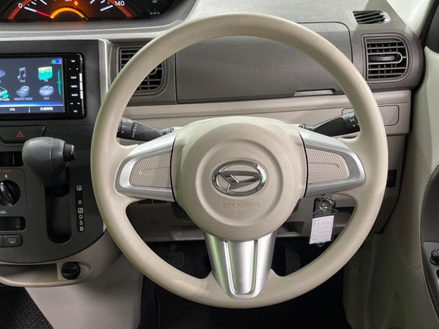 �C���e���A�ɍ��킹���f�U�C���̃X�e�A�����O�́A�^�]�������̂��Ƃ��l���A�^�]���₷���`��A�傫���ł��B�����x�A���ۂɐG���Ă��m���߂��������B