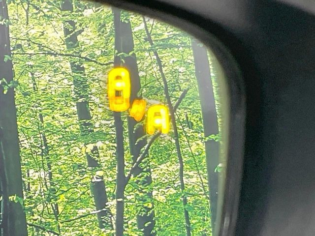 �y�u���C���h�X�|�b�g���j�^�����O�z���s���A�h�A�~���[�̎��p�ɂȂ�₷���ӏ��Ɍ㑱�Ԃ��ڋ߂���ƃT�C�h�~���[�t�߂Ɍx����\���A�h���C�o�[�ɒ��ӊ��N�����Ă���܂��B