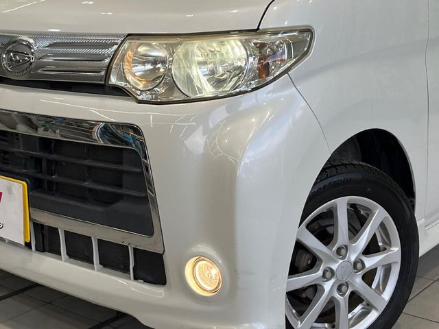 【HIDヘッドライト】非常に明るく前方を照らしてくれるので、悪天候や夜間の走行時も視界良好で安心してお乗りいただけます。