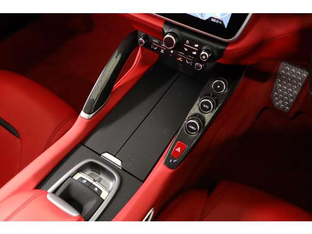 �L���X�y�[�X���m�ۂ���Ă���܂��̂ŁA�S���t�o�b�O�Ȃǂ̑傫�Ȃ��ו����ύډ\�ł�!���ۂɂ������ɂȂ�ꂽ�����q�l�́A���C�y�ɃX�^�b�t�܂ł��₢���킹�������B