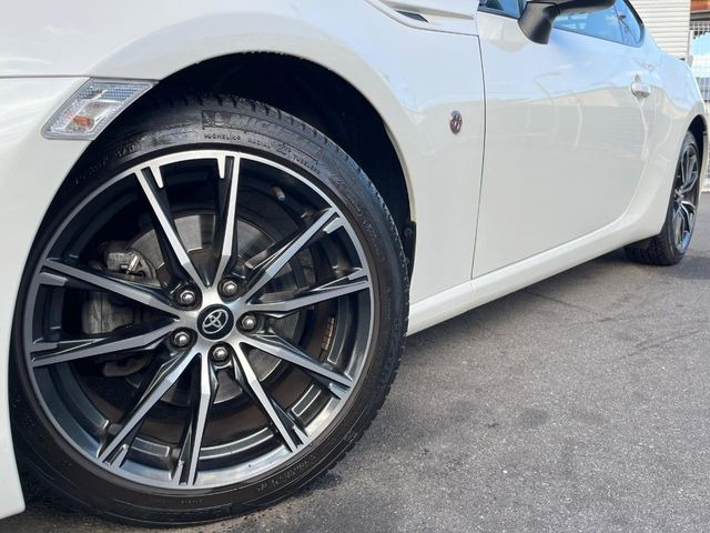 �y���������C���`�A���~�z�C�[���z�O�ςɃ}�b�`���������A���~�z�C�[���𑕒����Ă���܂��B�e��ЊO�A���~�z�C�[����A�X�^�b�h���X�^�C�����戵�����Ă���܂��B���񂲑��k����������