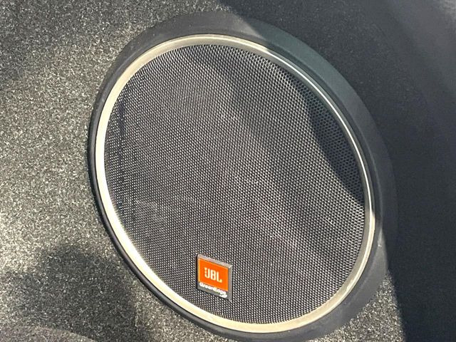 �yJBL�T�E���h�V�X�e���z���[�J�[�I�v�V�����̍��i�ʃT�E���h�V�X�e���𓋍ځB��p�̃`���[�j���O���{���ꂽ�召�l�X�ȃX�s�[�J�[����ǎ��ȃT�E���h���t�ł��A�Տꊴ���ӂ�鉹����Ԃ����o���܂��B