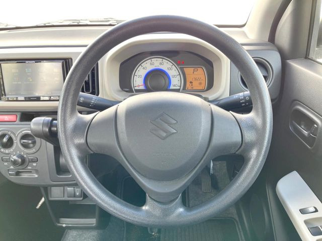 �C���e���A�ɍ��킹���f�U�C���̃X�e�A�����O�́A�^�]�������̂��Ƃ��l���A�^�]���₷���`��A�傫���ł��B�����x�A���ۂɐG���Ă��m���߂��������B